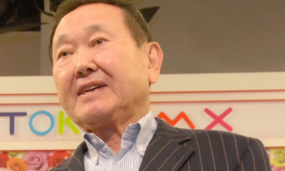 TOKYO MXのスタジオで取材に応じる板東英二