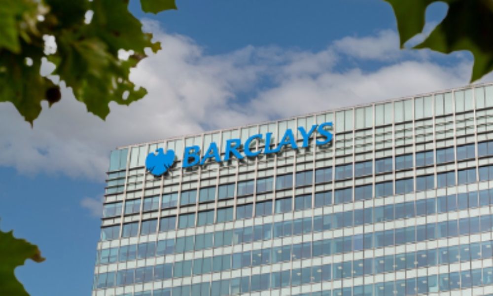 青空を背景に「BARCLAYS」のロゴが掲げられたバークレイズのオフィスビル