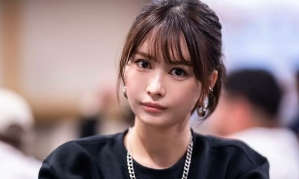 ポーカーの大会に出場し、黒のクルーネックスウェットを着てカメラを見つめるプロポーカープレイヤー・岡本詩菜のポートレート