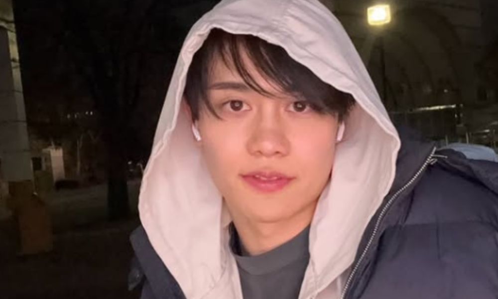 白いパーカーのフードをかぶりイヤホンをした東京大学恋愛学部あおい（古川湧一）