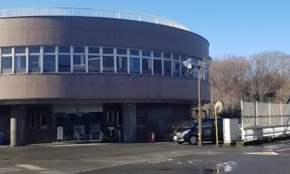 穎明館中学・高等学校の敷地内にある円形校舎の外観