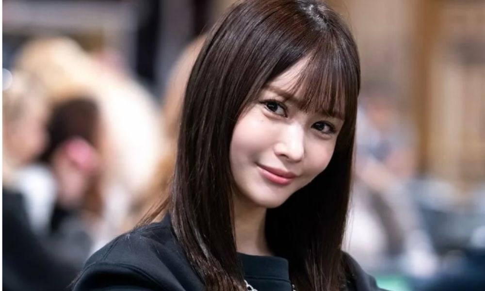 ポーカーのトーナメント会場で穏やかな笑みを浮かべる岡本詩菜さんのポートレート