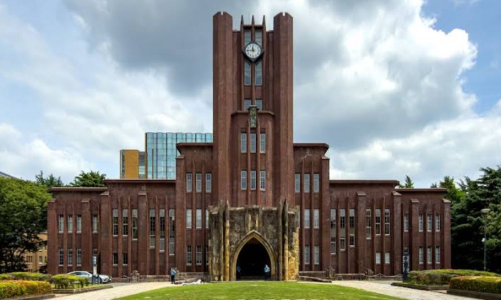 東京大学の本郷キャンパスにある象徴的な安田講堂の外観