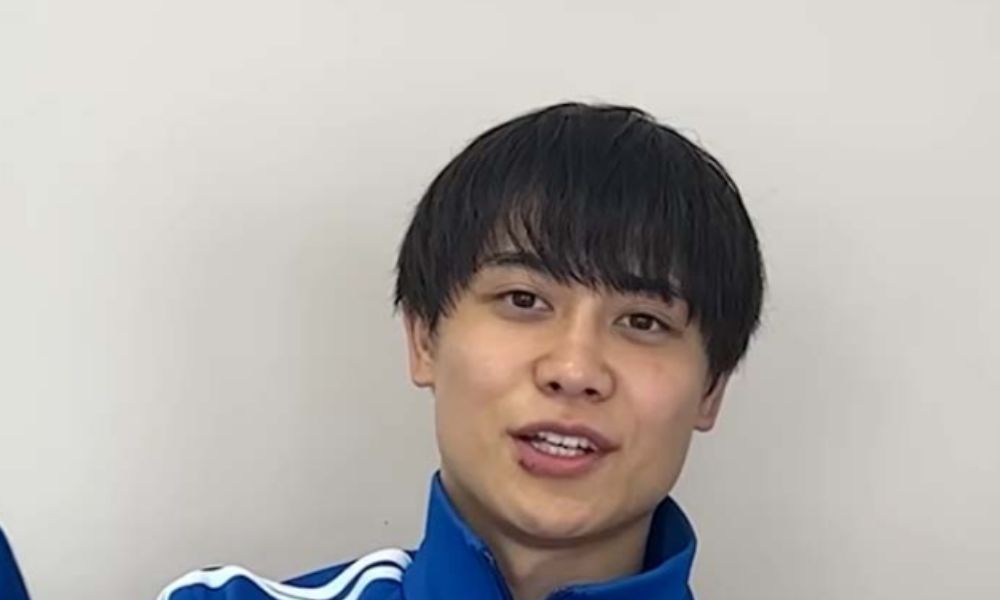 青いジャージを着て笑顔を見せる古川湧一