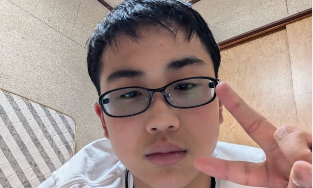 廣川家の長男・和楽くんが黒縁メガネをかけ白いTシャツ姿でピースサインをする自撮り写真