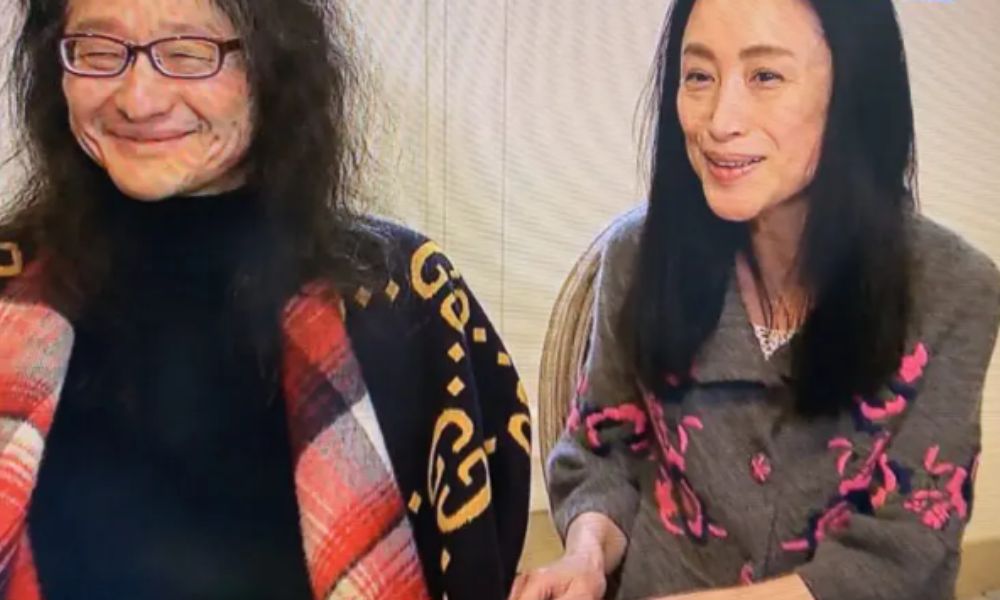 作曲家・鷺巣詩郎と妻のツーショット。2020年『ぴったんこカンカン』出演時の笑顔の夫婦。ネット上で妻は鷺巣由比子さんとされる
