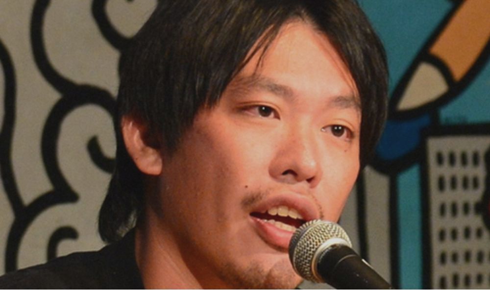 マイクに向かって話す箕輪厚介さん