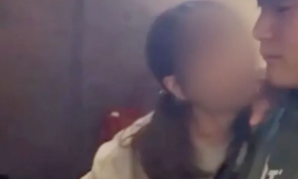 広島カープ田村俊介とセクシー女優A子が寸止めキス寸前まで顔を寄せ合う密着シーン Smart FLASH報道のアテンド飲み会画像