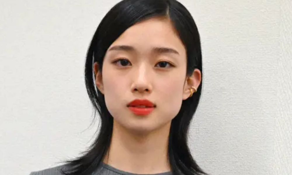 女優・河合優実のポートレート写真｜黒髪ミディアムヘアに赤いリップの近影
