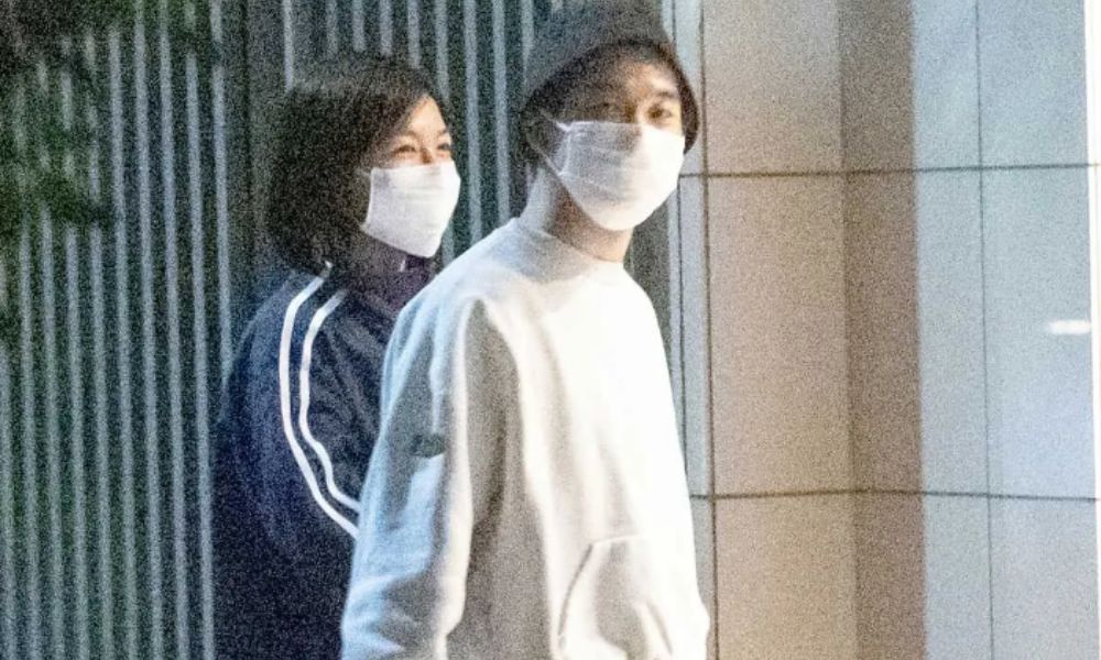 仲野太賀と木竜麻生が夜道を歩く熱愛デート目撃写真｜白スウェット姿の仲野太賀