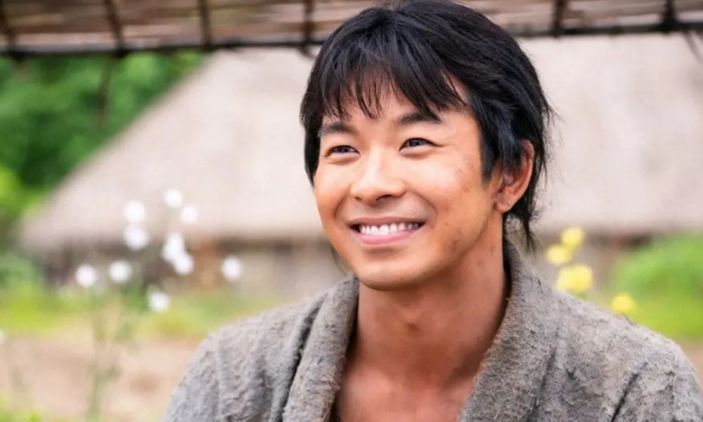 仲野太賀 大河ドラマ『豊臣兄弟！』出演時の笑顔のポートレート写真｜時代劇衣装